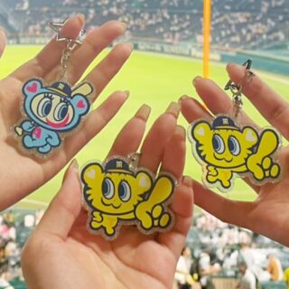 阪神コラボグッズ】タイガースとエンジェルブルー☆懐かしキーホルダー