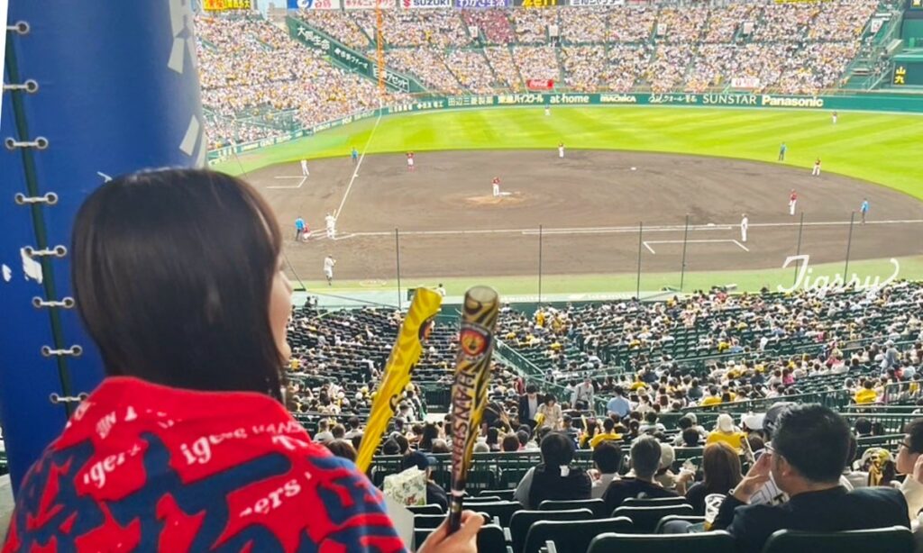 甲子園球場で観戦する人